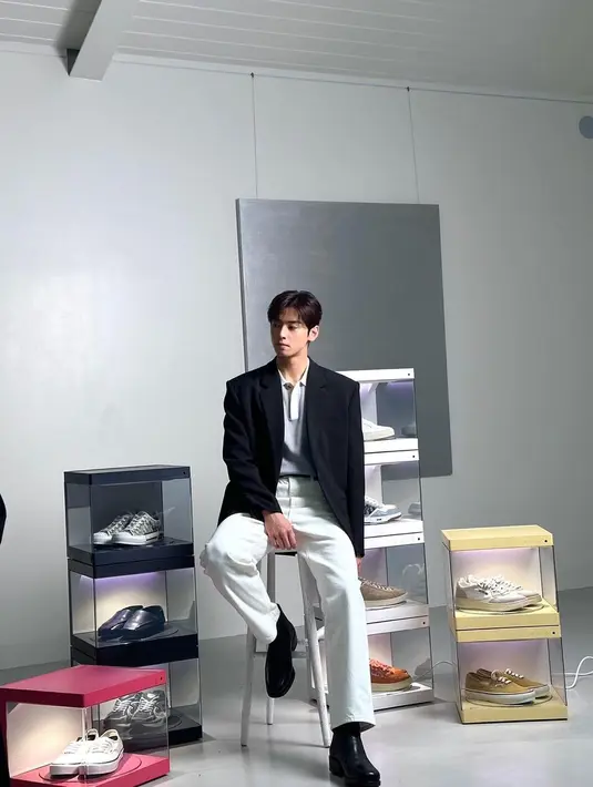 Cha Eun Woo saat pemotretan untuk iklan. (Instagram/ eunwo.o_c)