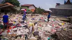 Warga mencari sisa-sisa barang yang masih terpakai di kawasan Tanjung Priok, Jakarta, Kamis (4/9/14). (Liputan6.com/Faizal Fanani)