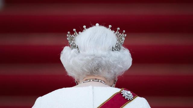 Dalam file foto 24 Juni 2015 ini, Ratu Inggris Elizabeth II tiba untuk makan malam resmi kenegaraan, di depan kediaman Presiden Jerman Joachim Gauck Istana Bellevue di Berlin. (AP Photo/Markus Schreiber, File)