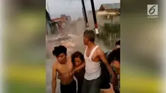 Beredar rekaman warga yang panik dan kebingungan mencari tempat untuk bersembunyi dari tsunami sesaat setelah gempa melanda Palu. Seorang ibu bahkan mencari tempat perlindungan sambil menggendong anaknya.