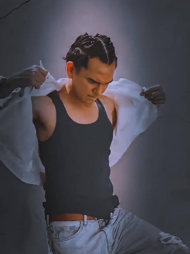 Tampil Beda, Ini 6 Pemotretan Terbaru Rangga Azof dengan Gaya Rambut Kepang