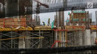 Pekerja kontruksi menyelesaikan proyek pembangunan Rusunawa Tingkat Tinggi Pasar Rumput, Jakarta, Selasa (14/11). Pembangunan dengan luas unit 36 meter persegi ini nantinya memiliki 25 lantai dengan 1.984 unit di dalamnya. (Liputan6.com/Immanuel Antonius)