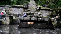 Warga mengambil air yang memancur dari Petirtaan Jolotundo di Trawas, Mojokerto, Jawa Timur (Zainul Arifin/Liputan6.com)