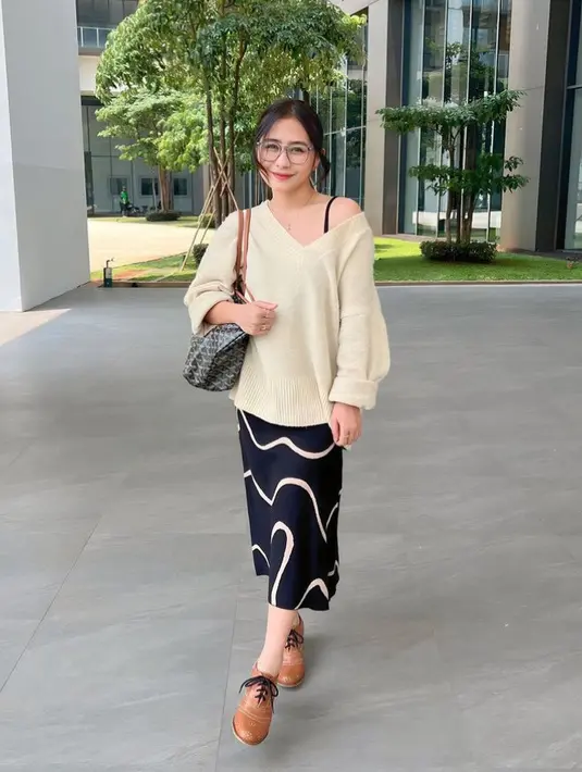 Prilly Latuconsina tampil dengan sweater putih gading dipadukan dengan midi skirt waena hitam bercorak serta sepatu oxford coklat. [@prillylatuconsina96]