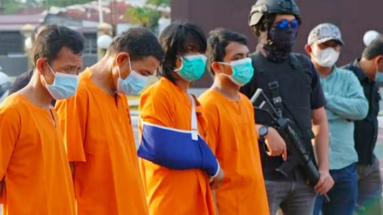 Tersangka kurir sabu 16 kilogram (baju tahanan ujung kanan) dalam konferensi pers di Polda Riau.