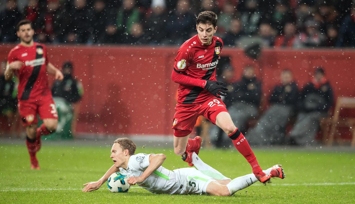 Gelandang Leverkusen, Kai Havertz, berusaha melewati pemain Werder Bremen dalam final DFB Pokal di Leverkusen, Jerman pada 6 Febuari 2018. Bayer Leverkusen menang 4-2 atas Werder Bremen. (AFP/Federico Gambarini)
