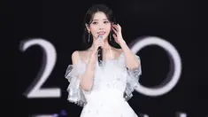 Melalui akun Instagram, wanita yang dikenal sebagai aktris sekaligus penyanyi ini mengumumkan mengenai konser tur dunia. Dalam unggahannya, wanita kelahiran 16 Mei 1993 ini akan menggelar konser di beberapa negara di Asia, Eropa dan Amerika. (Liputan6.com/IG/@dlwlrma)
