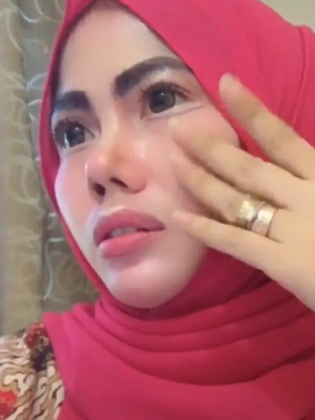 Viral Wanita PNS Bermakeup Tebal Bak Boneka, Ini 6 Potretnya yang Curi Perhatian