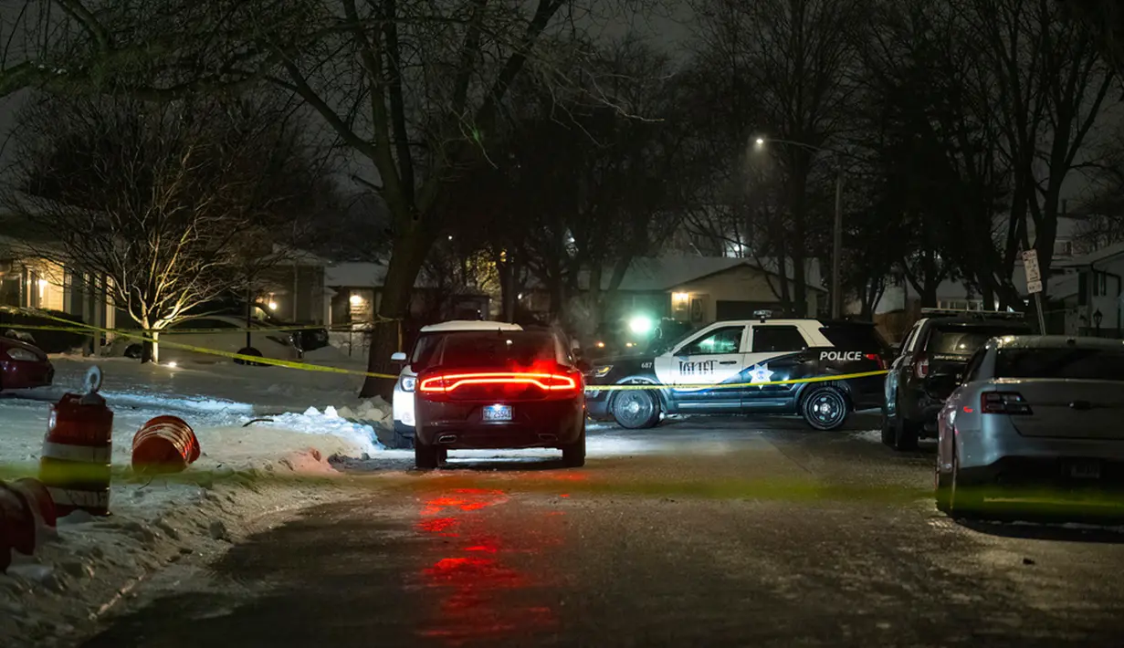 "Kami sedang mencari seorang pria yang mengenal para korban dan diduga sebagai pelaku penembakan ini," kata kepolisian setempat dilansir Reuters, Selasa (23/1). (Tyler Pasciak LaRiviere/Chicago Sun-Times via AP)