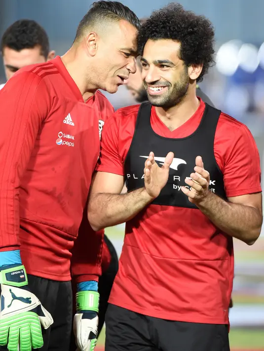 Pemain dan kiper timnas Mesir, Mohamed Salah dan Essam el-Hadary menghadiri sesi latihan terakhir timnya di Kairo, Sabtu (9/6). Salah masih dalam masa pemulihan cedera bahu yang dideritanya pada final Liga Champions akhir Mei lalu. (AFP/Khaled DESOUKI)