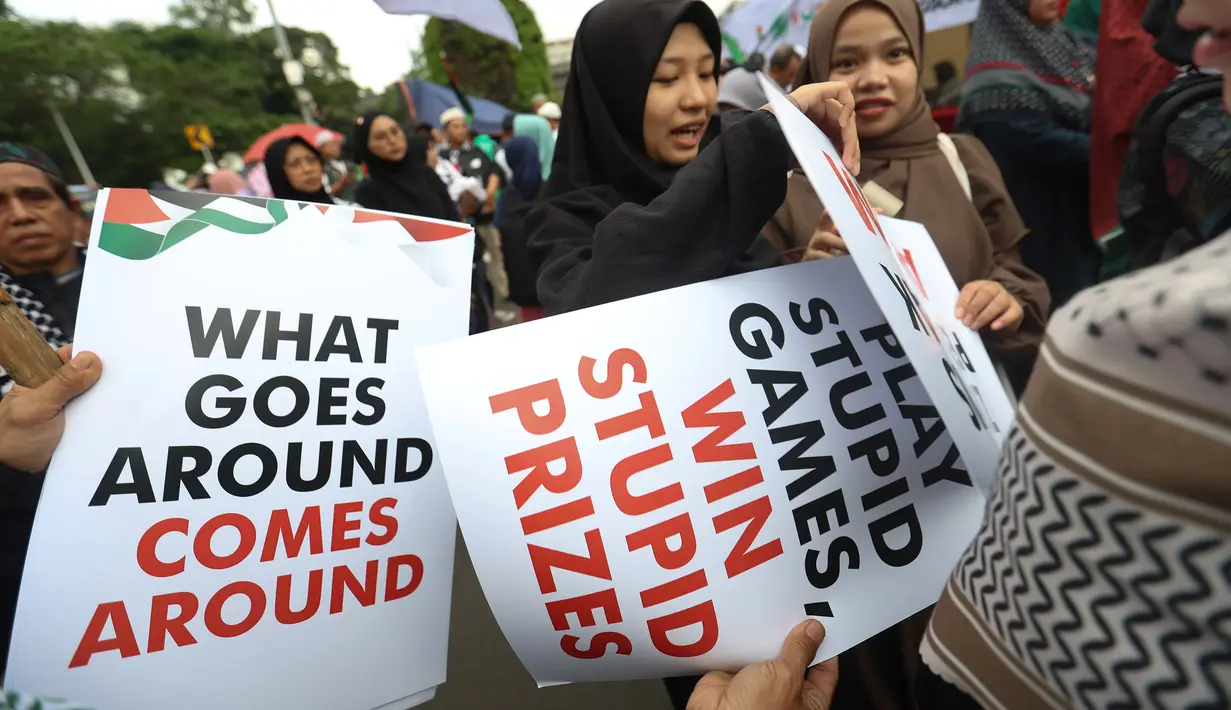 Bencana hidrometereologi ini menimbulkan kerusakan luas dan korban jiwa yang signifikan. Tampak dalam foto, massa saat menggelar aksi damai di depan Kedutaan Besar Amerika Serikat (Kedubes AS), Jakarta, Selasa (2/12/2025). (Kapanlagi.com/Budy Santoso)