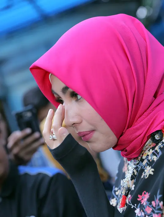 "Sampai ultah, rasanya ga happy, padahal semua kumpul, semua sehat. Aku pulang, nangis, resah. Ga tahu kenapa, taubatan nasuha. Merasa ga pernah zalimin orang," tutur perempuan Surga Yang ke 2 Musim Kedua. (Deki Prayoga/Bintang.com)