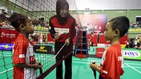 Pemberian instruksi pertandingan oleh wasit kepada dua peserta Audisi Umum Djarum Beasiswa Bulutangkis 2019, Minggu (28/7/2019), di GOR KONI, Bandung. (Humas Audisi Umum)