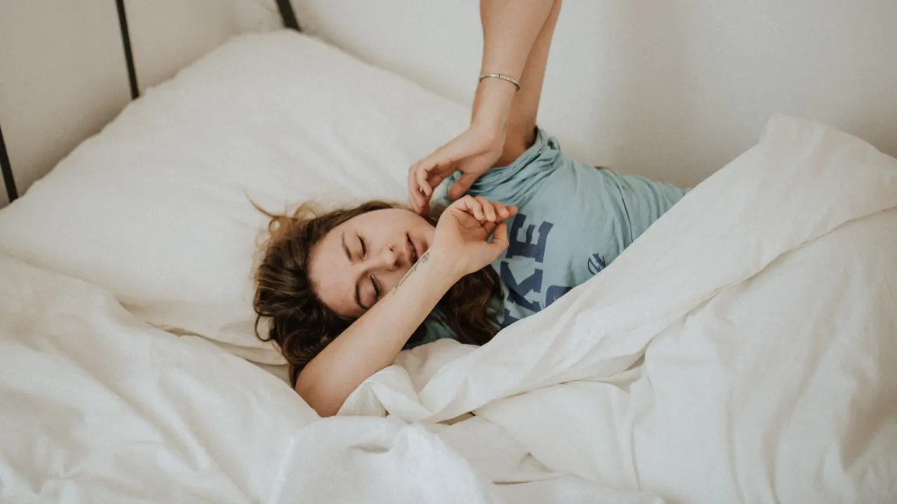 Posisi Tidur yang Tepat agar Wajah Bebas Jerawat