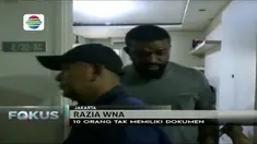 Petugas gabungan merazia WNA asing di sebuah apartemen di kawasan Jatinegara, Jakarta Timur.