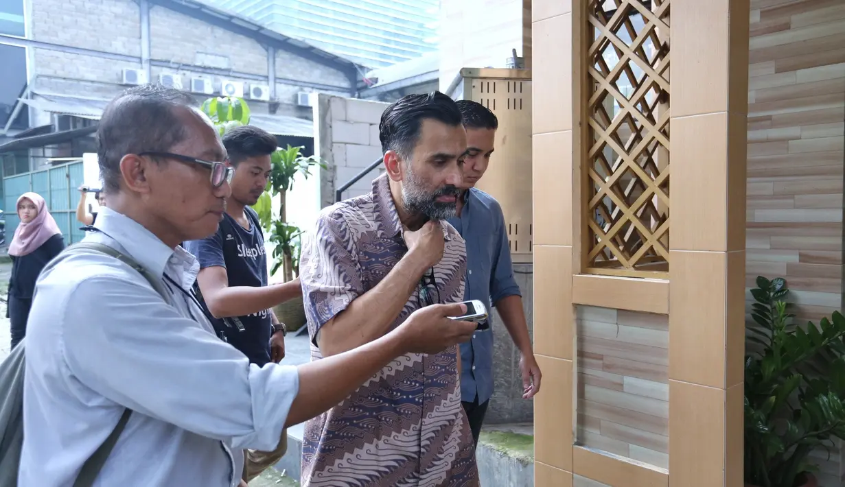 Sebelumnya, Jeremy Thomas membuat laporan ke Propam atas penganiayaan yang dialami anaknya saat diciduk di sebuah hotel kawasan Jakarta Selatan pada Sabtu (15/7) lalu. Kini Axel Mattew di tahan di Rutan Narkoba Polda Metro Jaya. (Adrian Putra/Bintang.com)