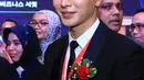 Leeteuk seusai menjadi pembicara dalam acara Indonesia-Korea Business Summit 2017 di Hotel Shangri-La, Jakarta, Selasa (14/3). Dalam pidatonya Leeteuk, mengundang Presiden Jokowi untuk hadir dalam konser Suju di Indonesia. (Liputan6.com/Herman Zakharia)