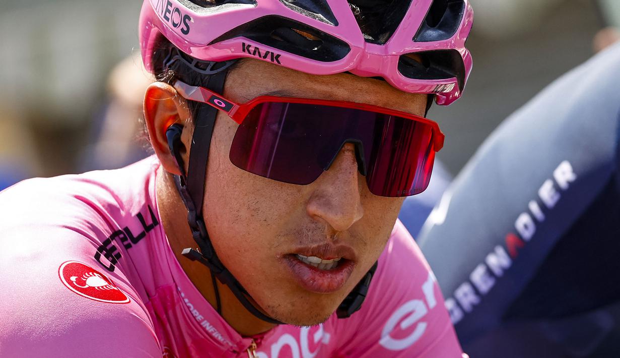 Ia dinobatkan sebagi pembalap kolombia pertama yang pernah menjuarai Tour de France. Selain itu, ia juga menyandang White Jersey atau pembalap muda terbaik (U25) dan posisi ke dua pada Mountain Classification, kalah tipis (86-78 poin) dengan Romain Bardet (AG2R La Mondiale). (Foto: AFP/Luca Bettini)