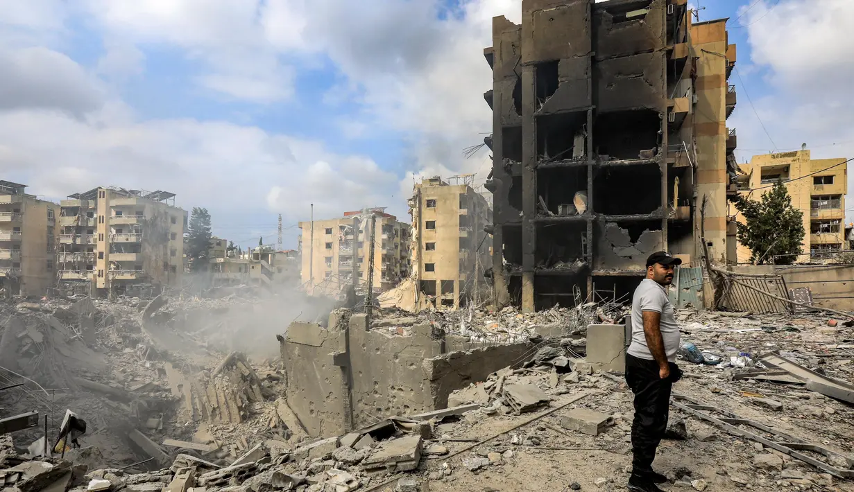 Kementerian Kesehatan Lebanon pada Sabtu (5/10/2024) mengatakan bahwa serangan Israel di wilayah Lebanon menewaskan lebih dari 2.000 orang. Jumlah korban tewas itu termasuk 127 anak-anak dan 261 wanita. (Foto oleh AFP)