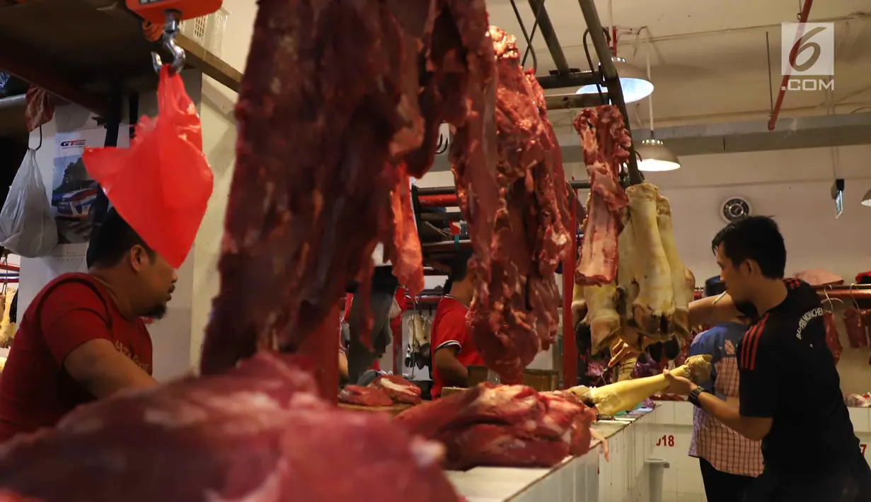 Suasana jual beli daging sapi di Pasar Senen, Jakarta, Selasa (29/5). Rata-rata pedagang masih menjual daging sapi seharga Rp 120 ribu per kilogram. (Liputan6.com/Angga Yuniar)