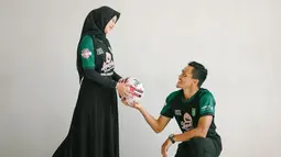 Ia menikahi tambatan hatinya, Siti Qonita, di Masjid Al Akbar, Surabaya, pada 1 November 2020 lalu. Keduanya bertemu pertama kali pada awal 2019. (Liputan6.com/IG/@rachmatirianto)