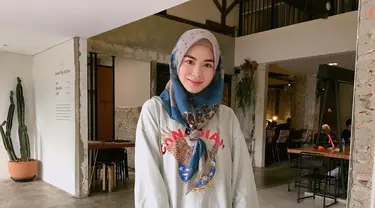 Dengan sweater dan celana jeans denim, gaya gadis yang dikatakan mirip Song Hye Kyo ini terlihat simpel namun tetap menawan. (Liputan6.com/IG/xolovelyayana)