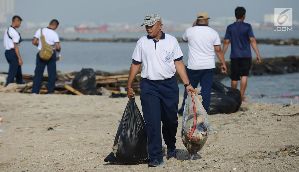 Prajurit TNI AL bersama elemen masyarakat menggelar acara bersih-bersih Pantai Ancol, Jakarta Utara, Jumat (1/3). Kegiatan bersih-bersih itu menyusul adanya laporan menumpuknya sampah di kawasan Ancol. (Merdeka.com/ Imam Buhori)