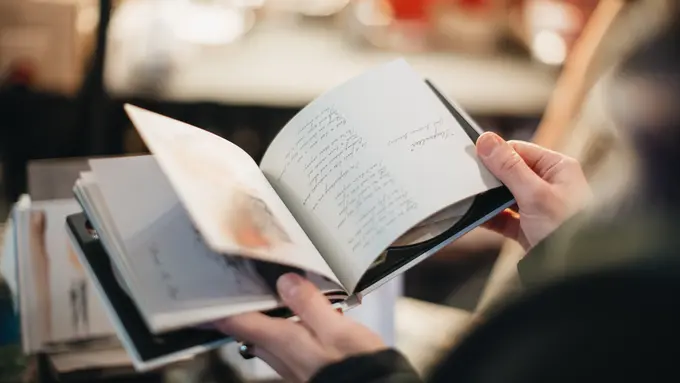 Jatuh cinta guru siswa