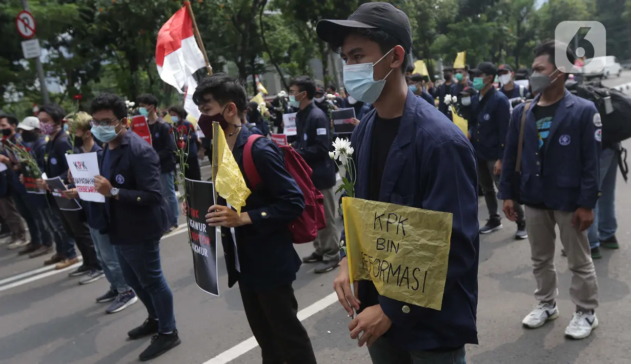 Mahasiswa yang tergabung dalam BEM Institut Pertanian Bogor melakukan aksi unjuk rasa di jalan Kuningan Persada sekitar Gedung Merah Putih KPK, Jakarta, Rabu (2/6/2021). Mereka menolak Tes Wawasan Kebangsaan dan pelantikan pegawai KPK menjadi Aparatur Sipil Negara. (Liputan6.com/Helmi Fithriansyah)