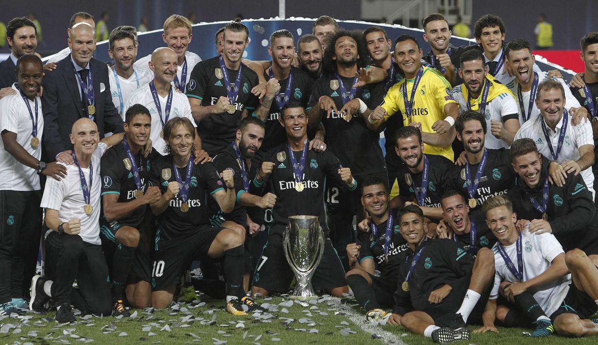 Para pemain Real Madrid merayakan gelar Piala Super Eropa usai mengalahkan Manchester United di Stadion Philip II, Skopje, Selasa (8/8/2017). Ini merupakan gelar Piala Super Eropa keempat bagi Real Madrid. (AP/Boris Grdanoski)