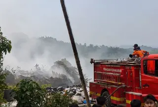 Kebakaran di lahan eks TPA Panembong, Subang, diketahui terjadi sejak Jumat, 10 Juli 2026. (Foto: Antara)