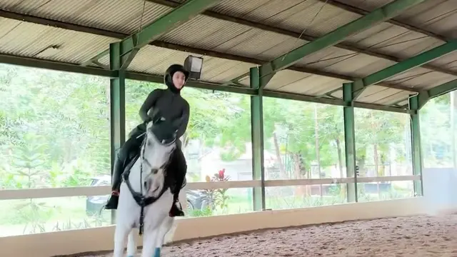 Potret Putri Zulhas saat Jalani Olahraga Berkuda. (instagram/putri_zulhas)