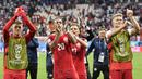 Para pemain Denmark menyapa suporter usai mengalahkan Peru pada laga Grup C Piala Dunia di Mordovia Arena, Saransk, Sabtu (16/6/2018). Denmark menang 1-0 atas Peru. (AP/Martin Meissner)