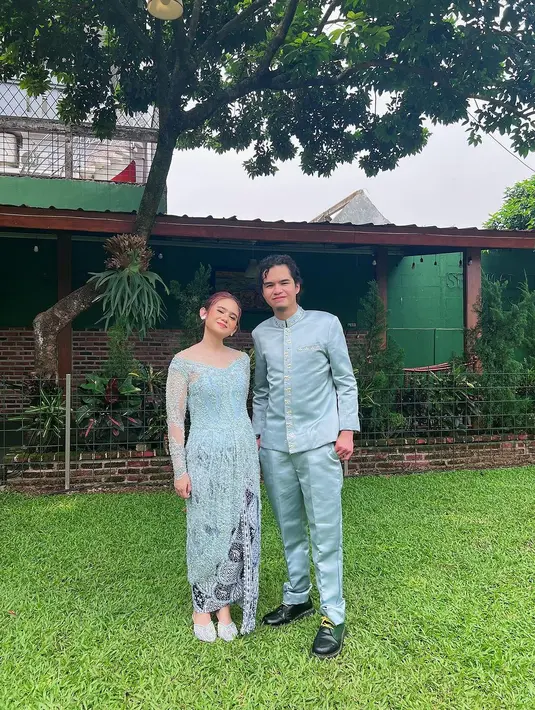 Terlihat pula Dul Jaelani yang mendampingi Tissa mengenakan beskap warna biru muda.