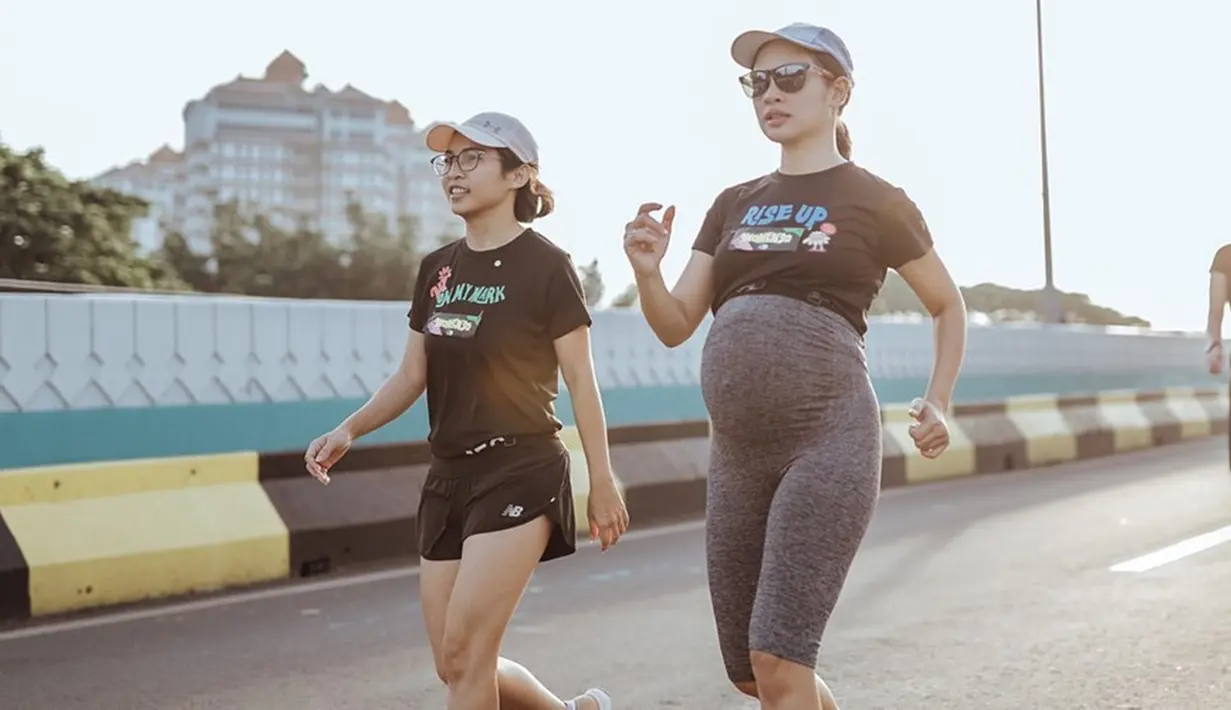 Tak sedikit yang takjub dan salut kepada Andien lantaran hamil besar masih bisa melakukan aktivitas lari. Penampilan Andien pun juga tampak makin memesona. Kacamata dan topi yang ia kenakan membuat penampilannya makin sporty. (Liputan6.com/IG/@andienaisyah)