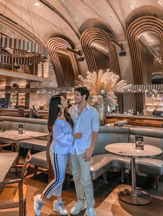 Buat yang suka pakai kemeja putih, Dinda Kirana dan Naufal Samudra tetap mencirikan gaya personal mereka lewat outfit pilihannya. (Foto: Instagram @dindakirana.s)