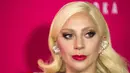 Penyanyi Sensasional Lady Gaga tampil anggun dalam pemutaran perdana film " Rock the Kasbah " di New York, Senin (19/10/2015).  Lady Gaga didampingi tunangannya Taylor Kinney yang merupakan seorang aktor. (REUTERS/Lucas Jackson)