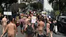 Kaum nudis melakukan pawai saat mengikuti acara Nude Love Parade di San Francisco, California, AS, Minggu (17/3). Kaum nudis mempraktikkan, menganjurkan, dan mempertahankan pergaulan telanjang dalam lingkungan pribadi maupun umum. (Josh Edelson/AFP)