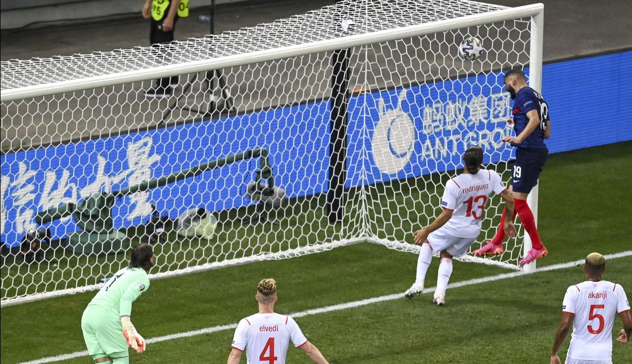 Dua menit berselang Karim Benzema lagi-lagi mencetak gol kedua untuk membawa skuad besutan Didier Deschamps itu unggul. (Foto: AP/Pool/Daniel Mihailescu)