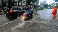 Kendaraan melintasi genangan banjir yang merendam kawasan Jalan Kemang Raya, Jakarta Selatan, Kamis (4/1/2024). (merdeka.com/Arie Basuki)