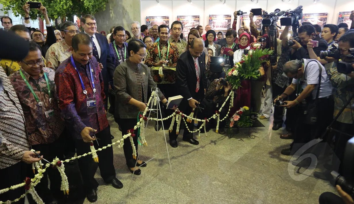 Menlu RI Retno Marsudi (tengah) melakukan penguntingan pita tanda dibukanya Pameran Kerjasama Selatan-Selatan Triangular (KSST) di Jakarta, (19/4/2015). Pameran merupakan rangkaian KTT Asia Afrika 2015. (Liputan6.com/Herman Zakharia)