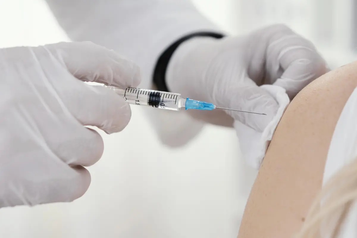 Vaksin Dianggap Mengandung Microchip, Dokter: Secara Teknis, Tidak Mungkin
