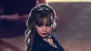 Saat beraksi di atas panggung, ekspresi wajah Lisa begitu fokus dan penuh percaya diri membawakan lagu "Live and Let Die". Tatapan matanya yang tajam dan mimik wajahnya yang ekspresif menunjukkan profesionalitas dan dedikasi Lisa sebagai seorang penyanyi. (Liputan6.com/IG/@billboard)