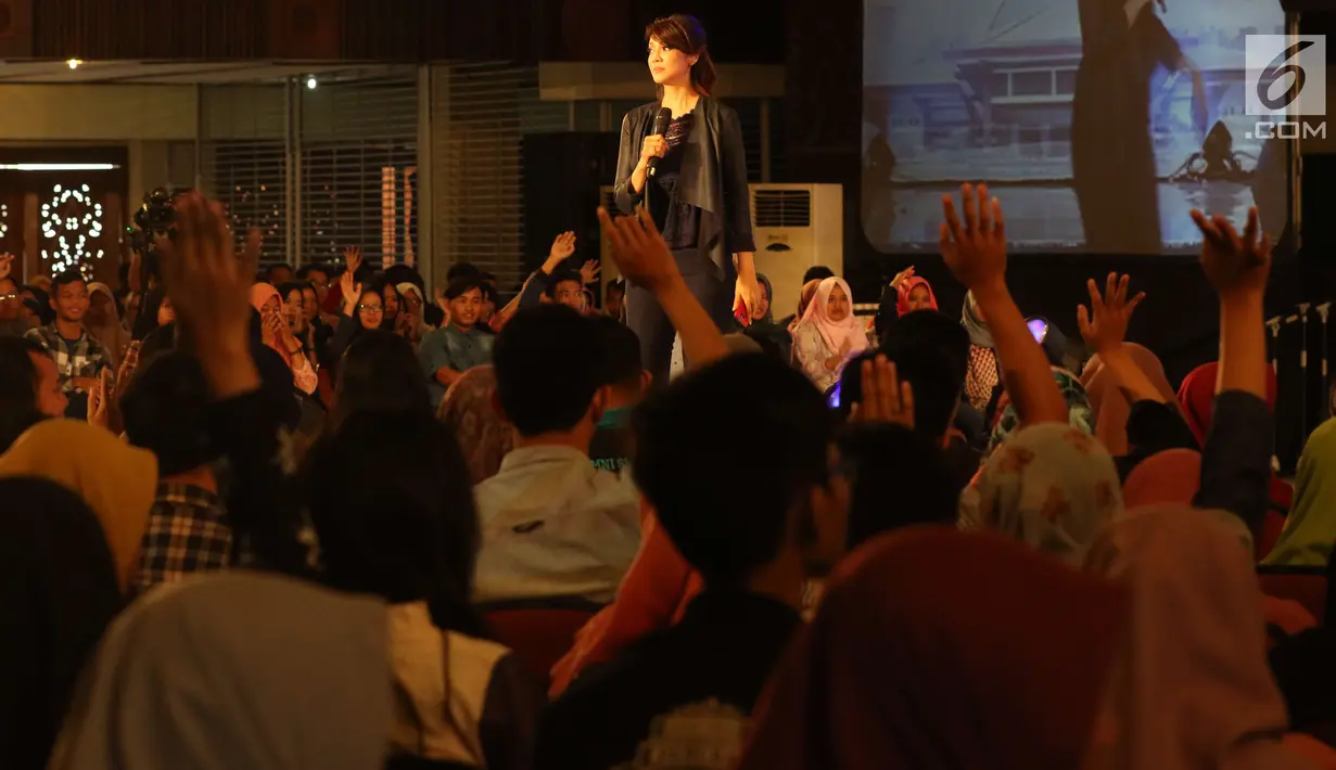 Pembawa berita senior Ira Koesno berbagi pengalaman sebagai seorang Jurnalis di Universitas Gadjah Mada, Yogyakarta, Rabu (1/11). Dalam acara EGTC 2017 Ira berbagi dan memberikan pengalamannya sebagai pembaca berita. (Liputan6.com/Helmi Afandi)