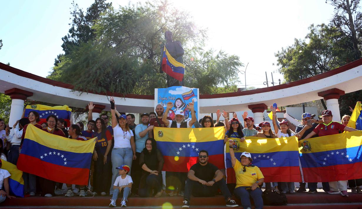 Sebelumnya, Presiden Amerika Serikat (AS) Donald Trump membuat perintah yang mengejutkan, menyerang Kota Caracas dan menangkap Presiden Venezuela Nicolas Maduro pada Sabtu (3/1/2026) dini hari waktu setempat. Tampak dalam foto, warga Venezuela yang tinggal di Meksiko mengibarkan bendera Venezuela saat merayakan penangkapan pemimpin mereka, Nicolas Maduro, di Monterrey, pada 3 Januari 2026. (Julio Cesar AGUILAR/AFP)