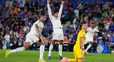 Pemain Real Madrid, Kylian Mbappe, melakukan selebrasi setelah mencetak gol ke gawang Getafe pada laga Liga Spanyol di Estadio Coliseum. (AP Photo/Manu Fernandez)