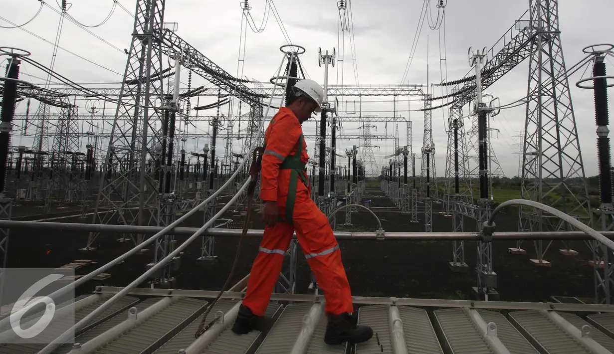 Pekerja berjalan untuk memasang Trafo IBT 500,000 Kilo Volt di Gardu induk PLN Balaraja, Banten, Kamis (16/12). Pemasangan terafo tersebut diperuntukan untum perkuatan sistem kelistrikan Jakarta-Banten. (Liputan6.com/Angga Yuniar)
