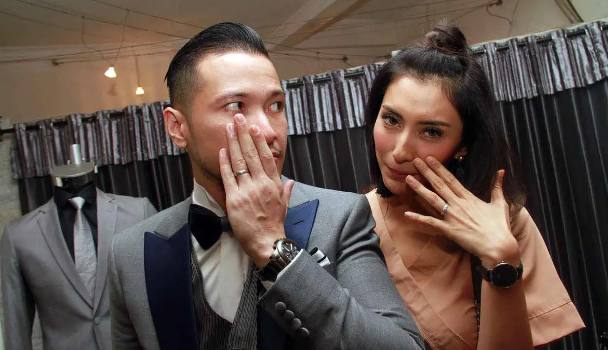Ditemui di kawasan Pinangsia, Jakarta Barat, Tyas dan Raiden menceritakan soal busana yang akan mereka kenakan nanti. Mengusung konsep nasional, dan tak ada adat yang dipakai dalam pernikahannya ini. (Nurwahyunan/Bintang.com)