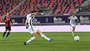 Gelandang Juventus, Adrien Rabiot, menendang bola saat melawan Bologna pada laga Liga Italia di Stadion Renato-Dall'Ara, Minggu (23/5/2021). Juventus menang dengan skor 4-1. (AFP/Andreas Solaro)