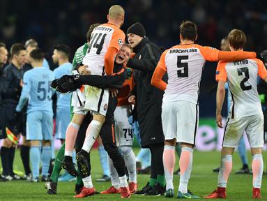 Para pemain Shakhtar Donetsk merayakan keberhasilan lolos ke 16 besar Liga Champions setelah mengalahkan Manchester City di Stadion Metalist, Kharkiv, Rabu (6/12/2017). Shakhtar menang 2-1 atas City. (AFP/Genya Savilov)